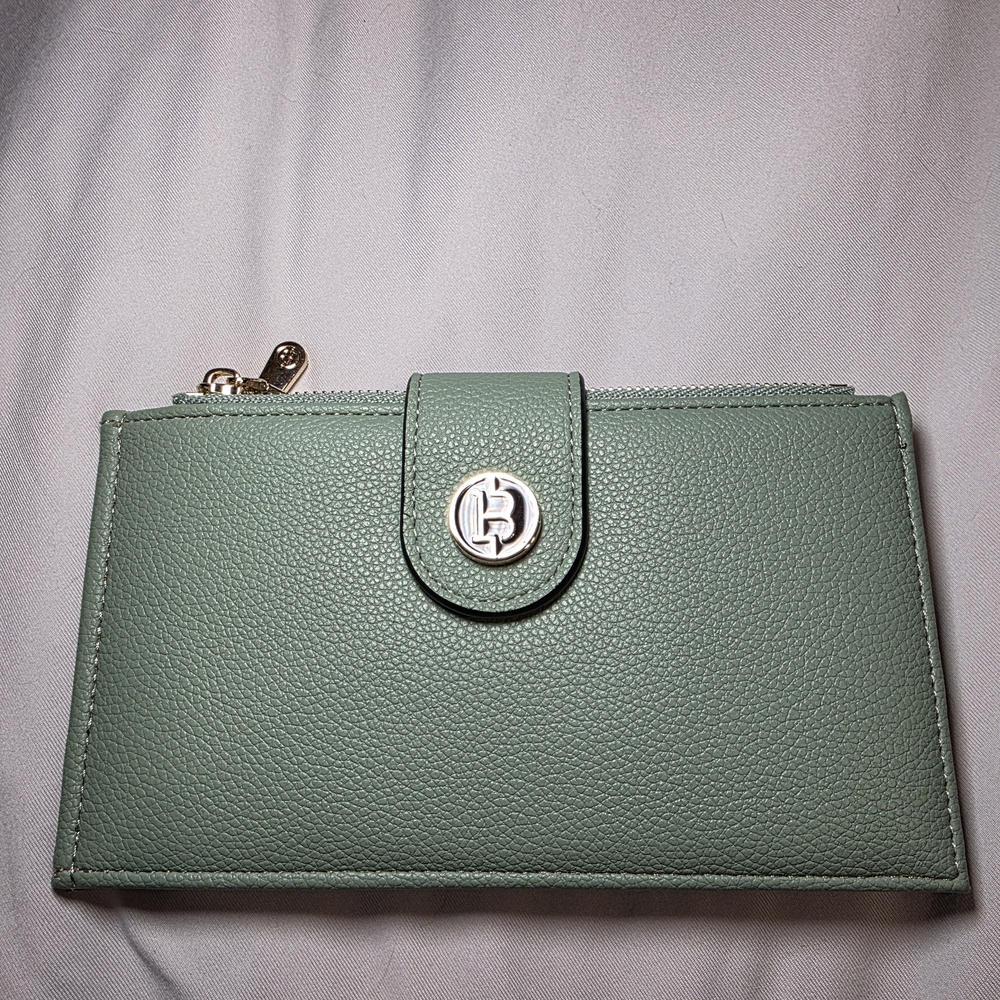 Elegant Green Wallet with Gold Accents